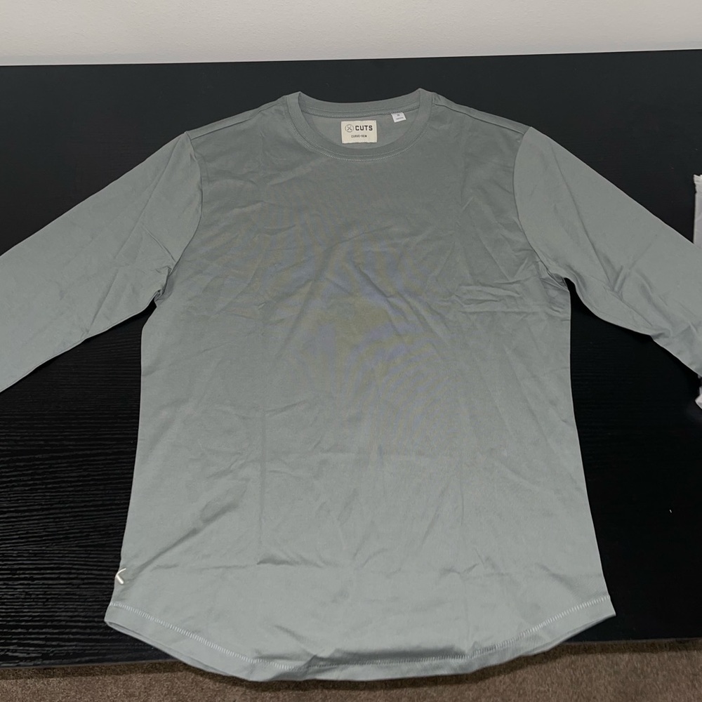 Cuts clothing, men’s pima cotton long sleeve curved hem shirt